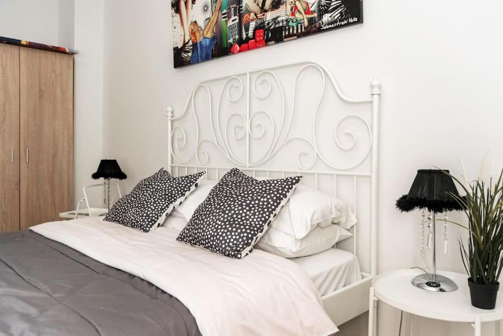דירות אתונה Downtown Apt With Garden In Plaka מראה חיצוני תמונה